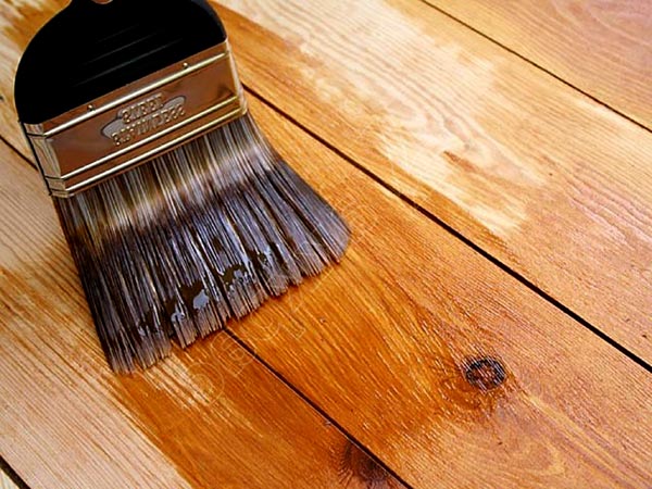 Чем покрасить деревянную лестницу в доме - советы и рекомендации 2