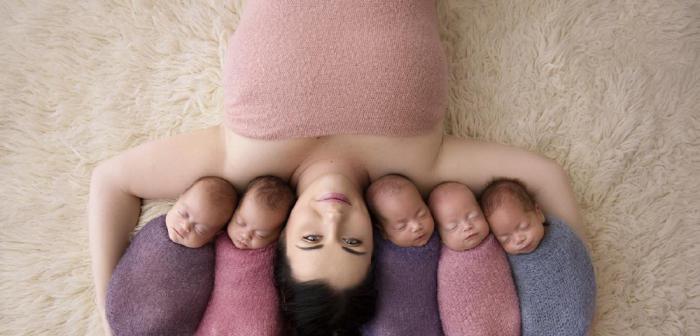 Обворожительная фотосессия мамы и ее новорожденных пятерняшек 1