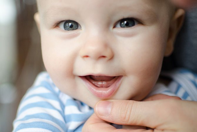 Что делать, и как помочь ребенку, когда у него появляются первые зубы 1