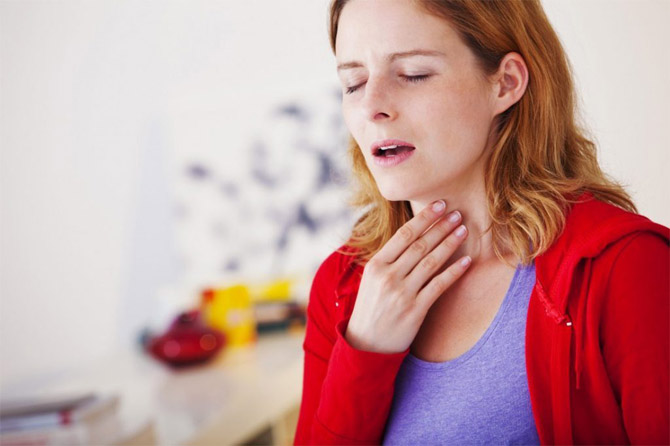 Щекотание в горле вызывает кашель — причины, чем лечить, лекарства и народные средства
