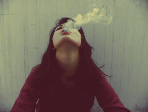 Крутые и классные картинки девушек с дымом на аву - подборка 1