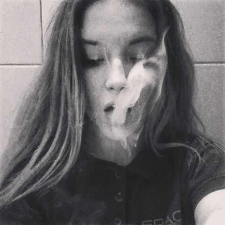 Крутые и классные картинки девушек с дымом на аву - подборка 13