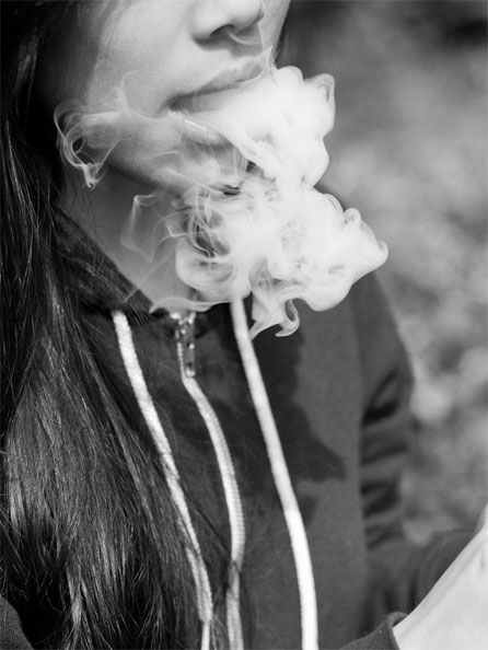 Крутые и классные картинки девушек с дымом на аву - подборка 3