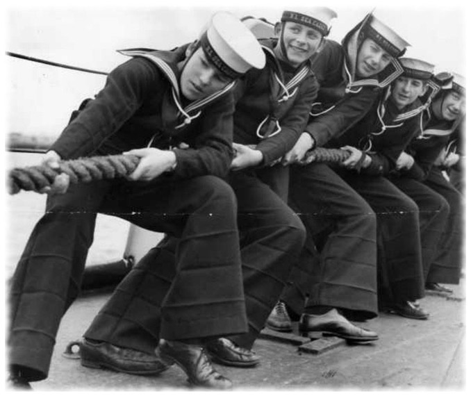 Почему моряки носили брюки клеш История и преимущества одежды 1