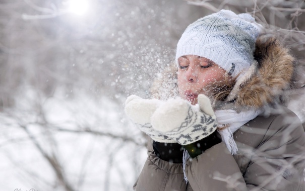 Фото девушки зимой со снегом на аву 10