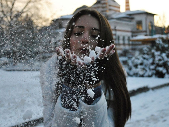 Фото девушки зимой со снегом на аву 11