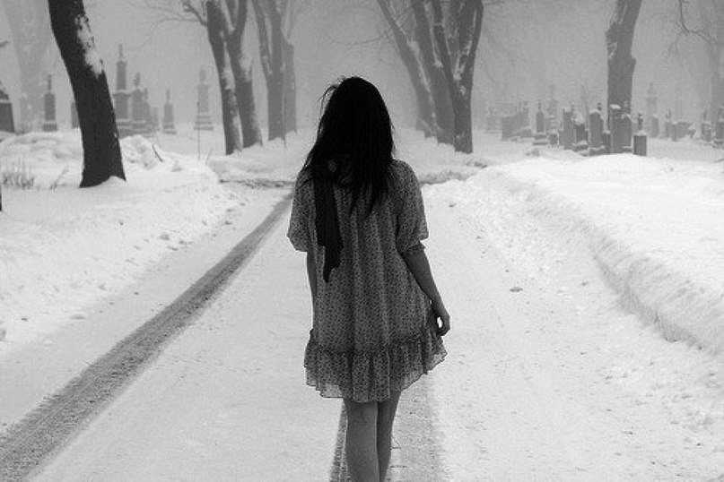Фото девушки зимой со снегом на аву 12