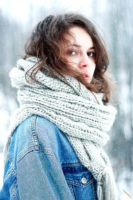 Фото девушки зимой со снегом на аву 2
