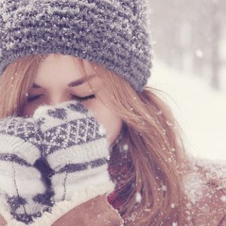 Фото девушки зимой со снегом на аву 3