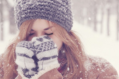 Фото девушки зимой со снегом на аву 3