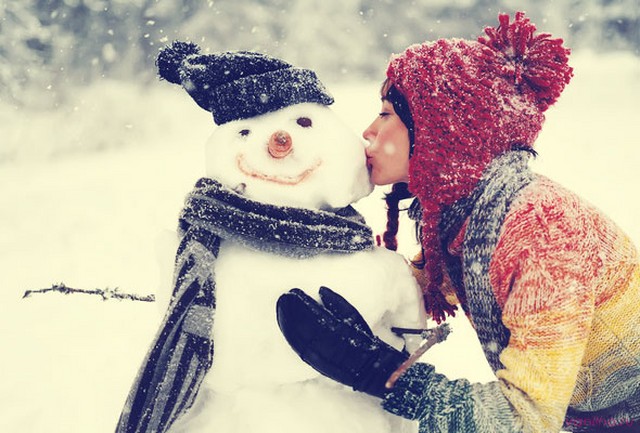 Фото девушки зимой со снегом на аву 4