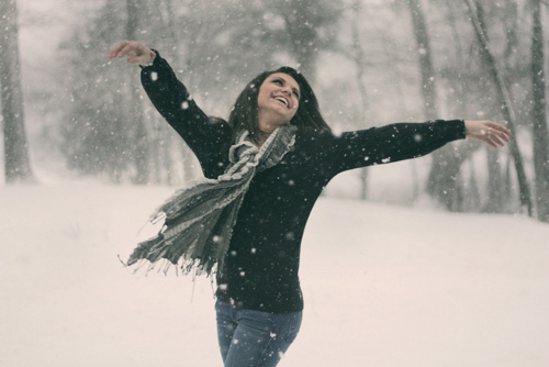 Фото девушки зимой со снегом на аву 5