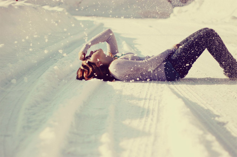 Фото девушки зимой со снегом на аву 8
