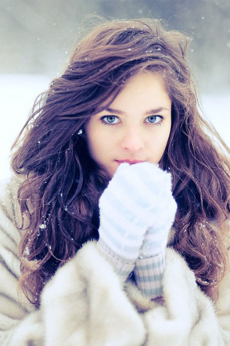 Фото девушки зимой со снегом на аву