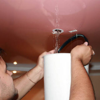 Как слить воду с натяжного потолка самостоятельно - видео и фото 2