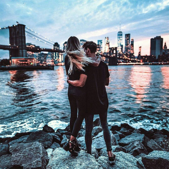Фото парень с девушкой обнимаются ночью