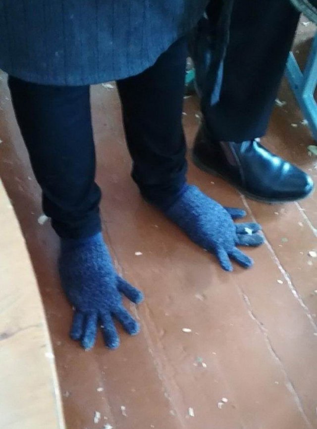Резиновые перчатки на ногах фото приколы