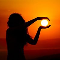Красивые картинки, как люди держат Солнце руками - подборка 5