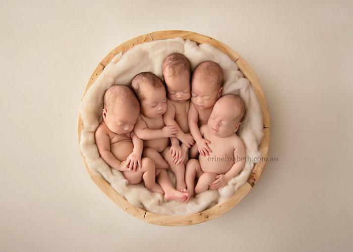 Обворожительная фотосессия мамы и ее новорожденных пятерняшек 12