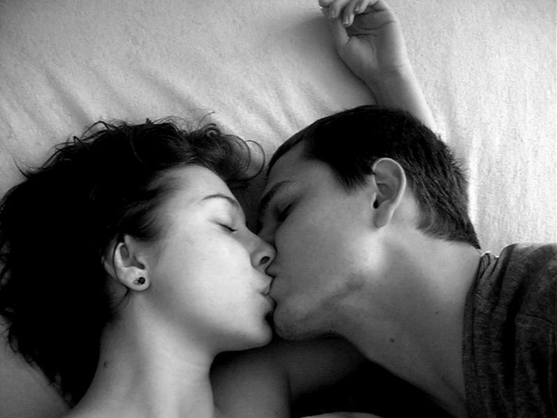 Фото парень и девушка целуются в кровати фото
