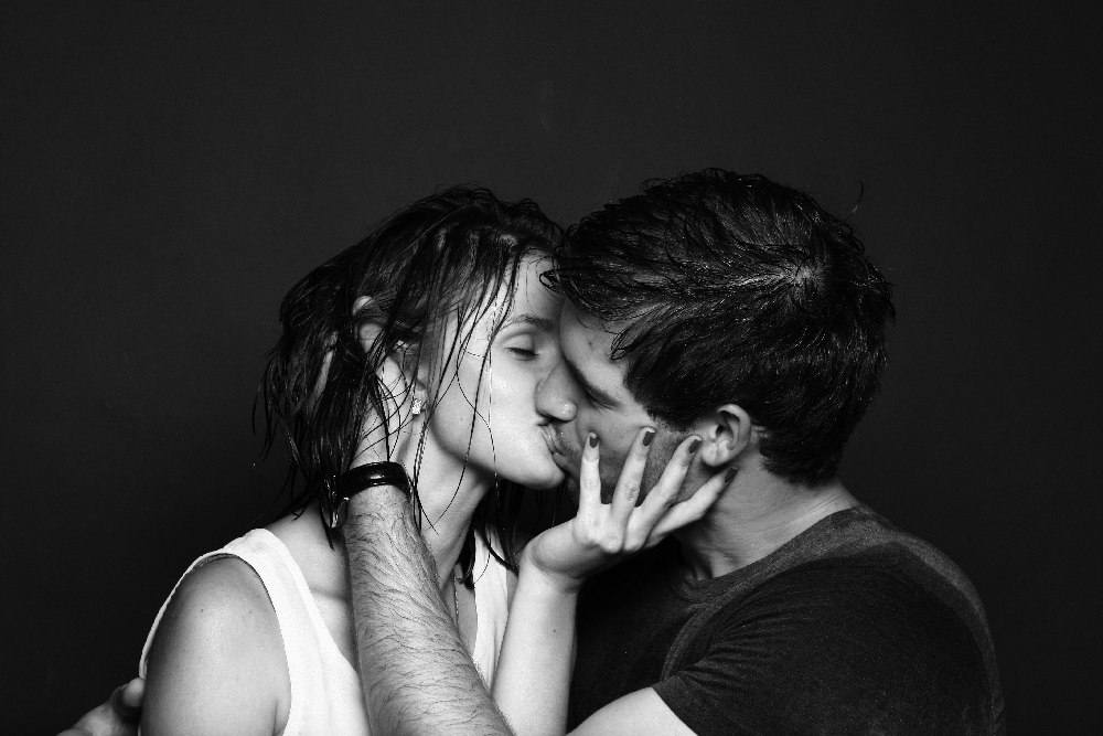 Пара наказала. Парень и девушка. Целующиеся пары. Фотосессия черно белая пара. Поцелуй черно белое.