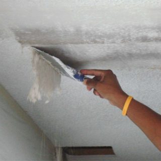 Как снять старую побелку с потолка - основные советы и способы 1
