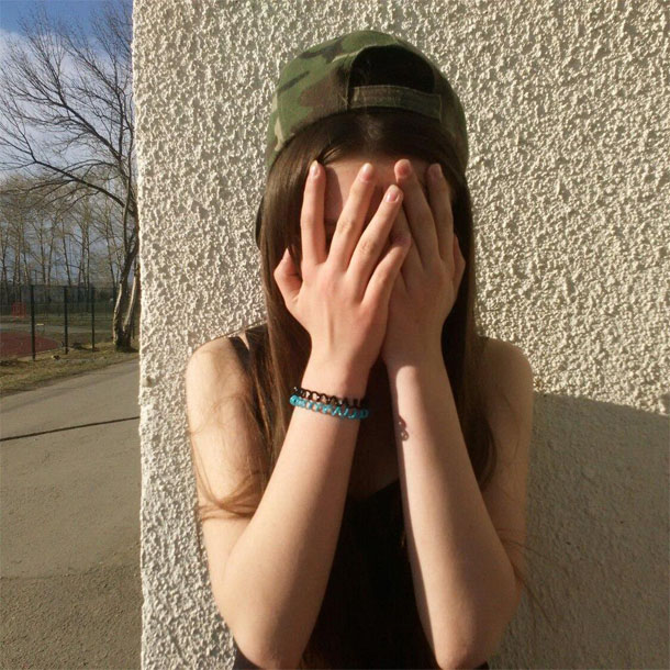 Фото где девушка плачет без лица