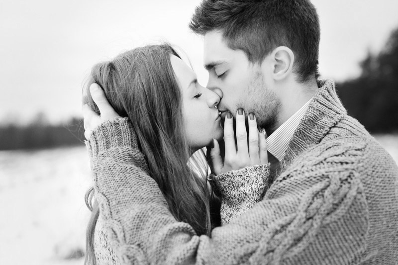 Черно-белые фото и картинки поцелуев любящих людей - сборка 12