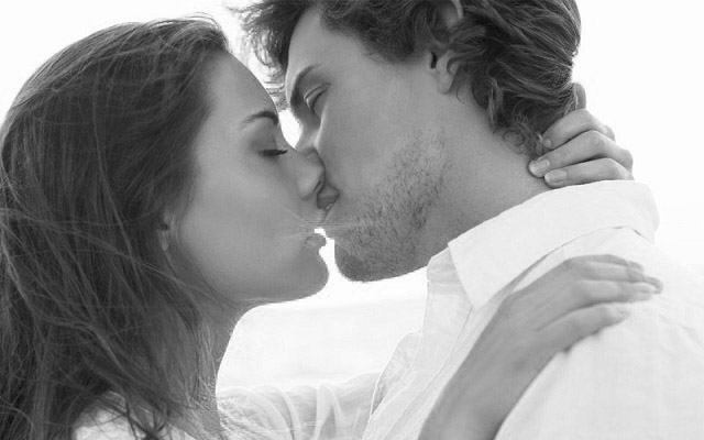 Черно-белые фото и картинки поцелуев любящих людей - сборка 2