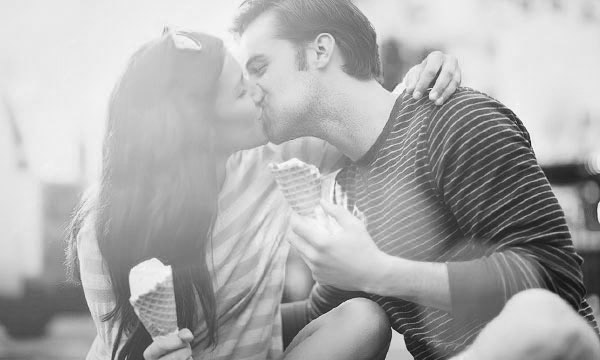 Черно-белые фото и картинки поцелуев любящих людей - сборка 4