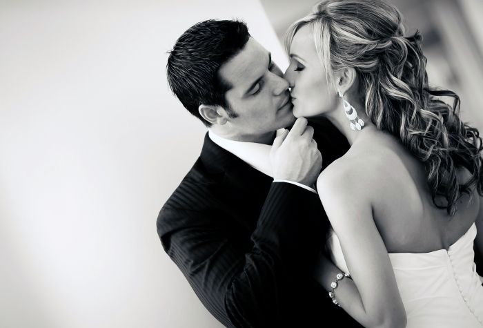 Черно-белые фото и картинки поцелуев любящих людей - сборка 7
