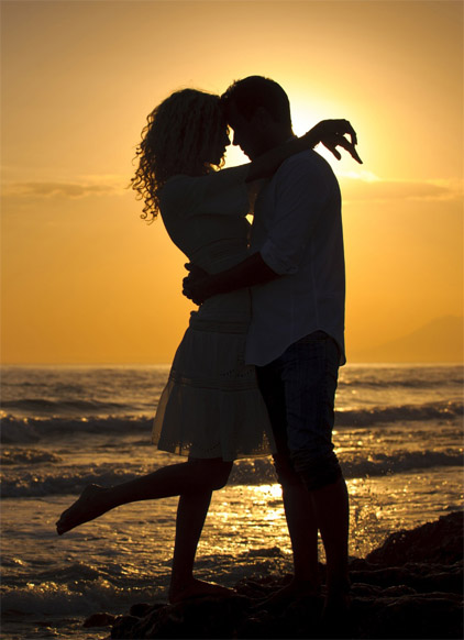 Парень целует девушку черно белое фото
