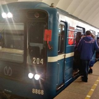 Девушка погибла под колесами поезда на серой ветке метро в Москве - новости 1