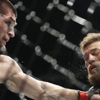 Хабиб Нурмагомедов победил Конора Макгрегора, защитив титул чемпиона UFC 1
