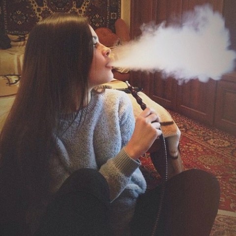 Крутые и классные картинки девушек с дымом на аву - подборка 14