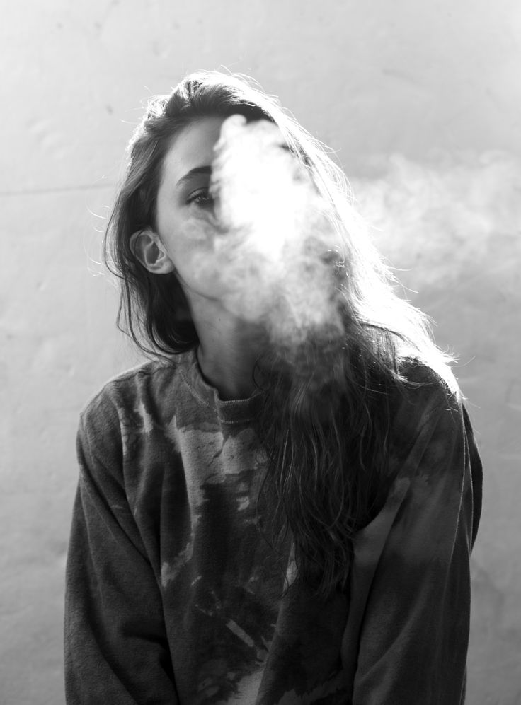 Крутые и классные картинки девушек с дымом на аву - подборка 7