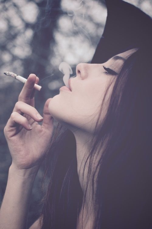Крутые и классные картинки девушек с дымом на аву - подборка 9