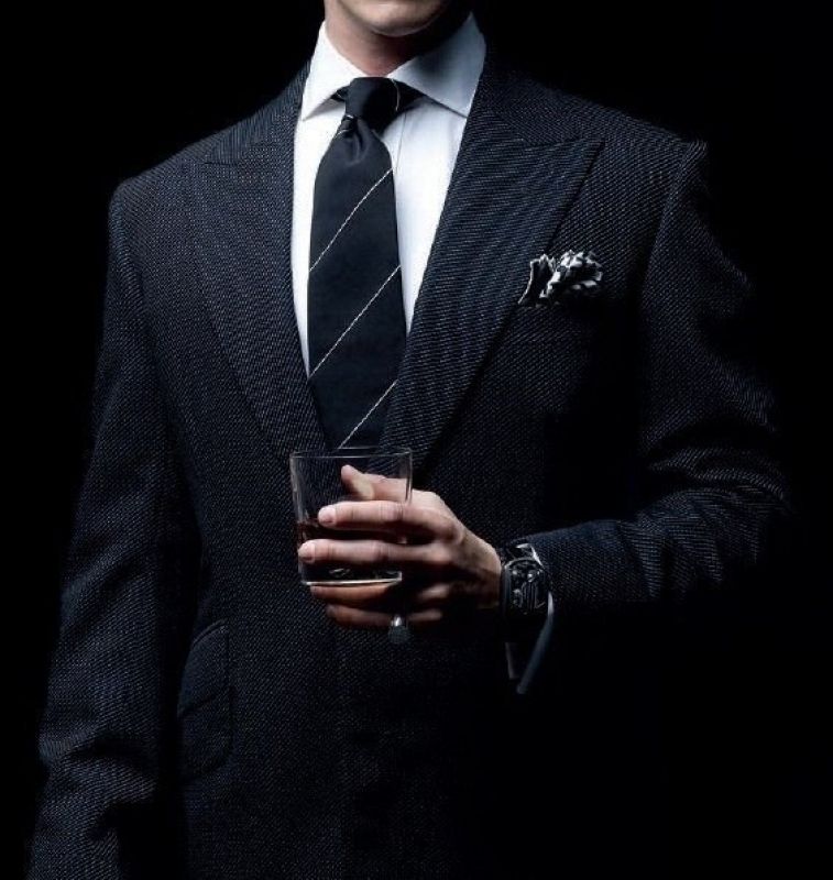 Черный костюм и галстук