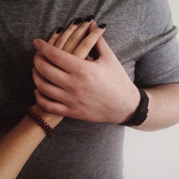 Женская рука в мужской руке фото