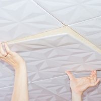 Как правильно оклеить потолок полистирольной плиткой 1