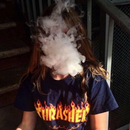 Прикольные картинки курящих девушек на аву в социальные сети 15