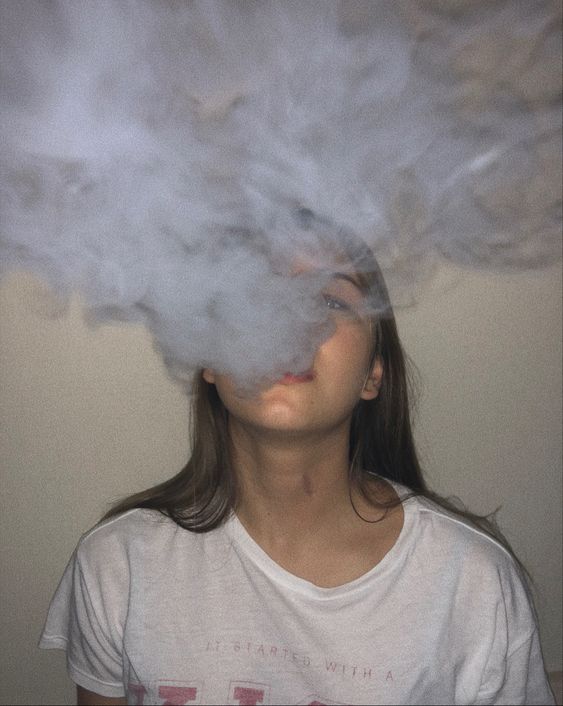Прикольные картинки курящих девушек на аву в социальные сети 2