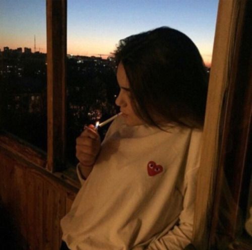 Прикольные картинки курящих девушек на аву в социальные сети 5