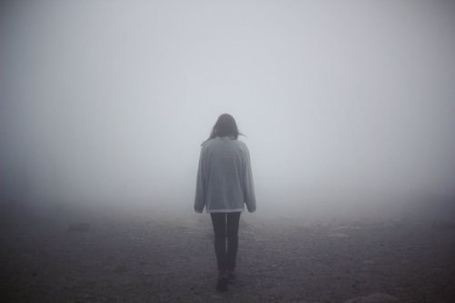 Девушка уходит в туман картинки013