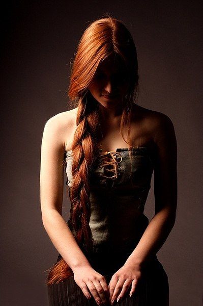 Девушка с рыжими волосами со спины