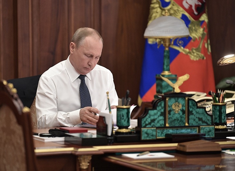 фото Путина в кабинете (15)