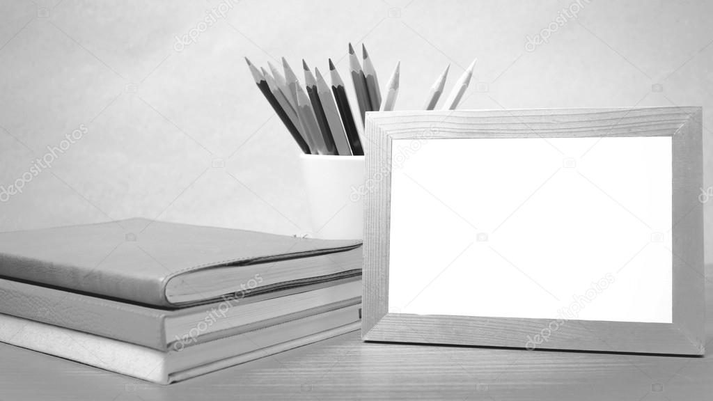 Cтопка книг черно-белые картинки - подборка (5)