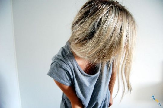 Фото девушки блондинки со спины с короткими волосами