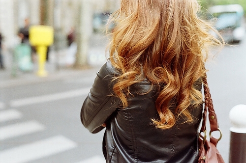 Девушки со спины осенью с русыми волосами005