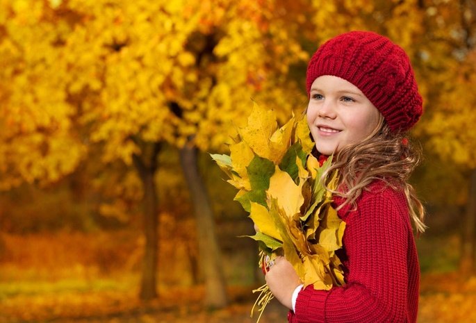 Красивые картинки осень девушка с листьями для детей (5)